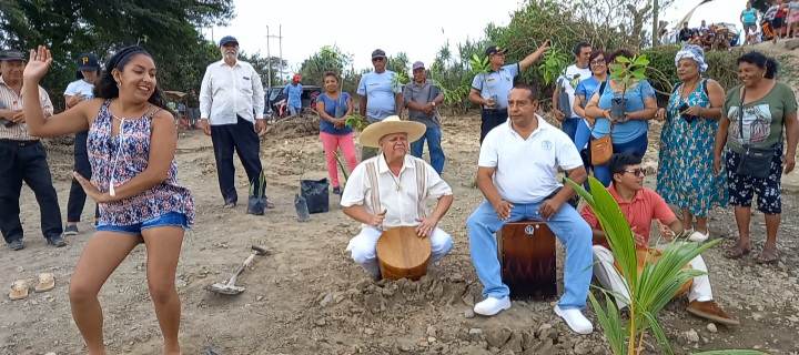 Tocando tambores y bailando